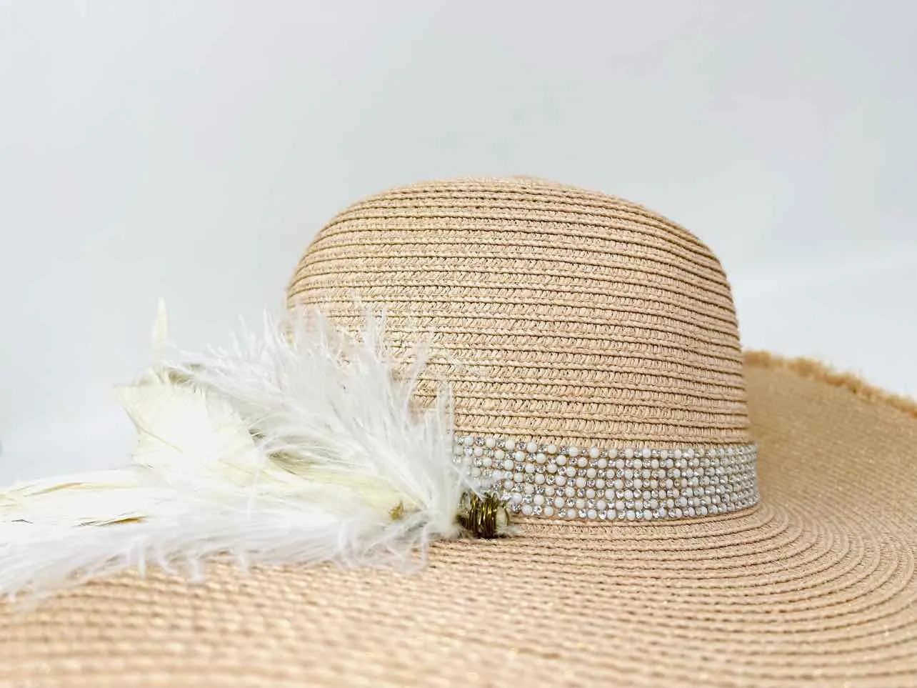 Judith March Tan/White Feather Straw Accessories Hat