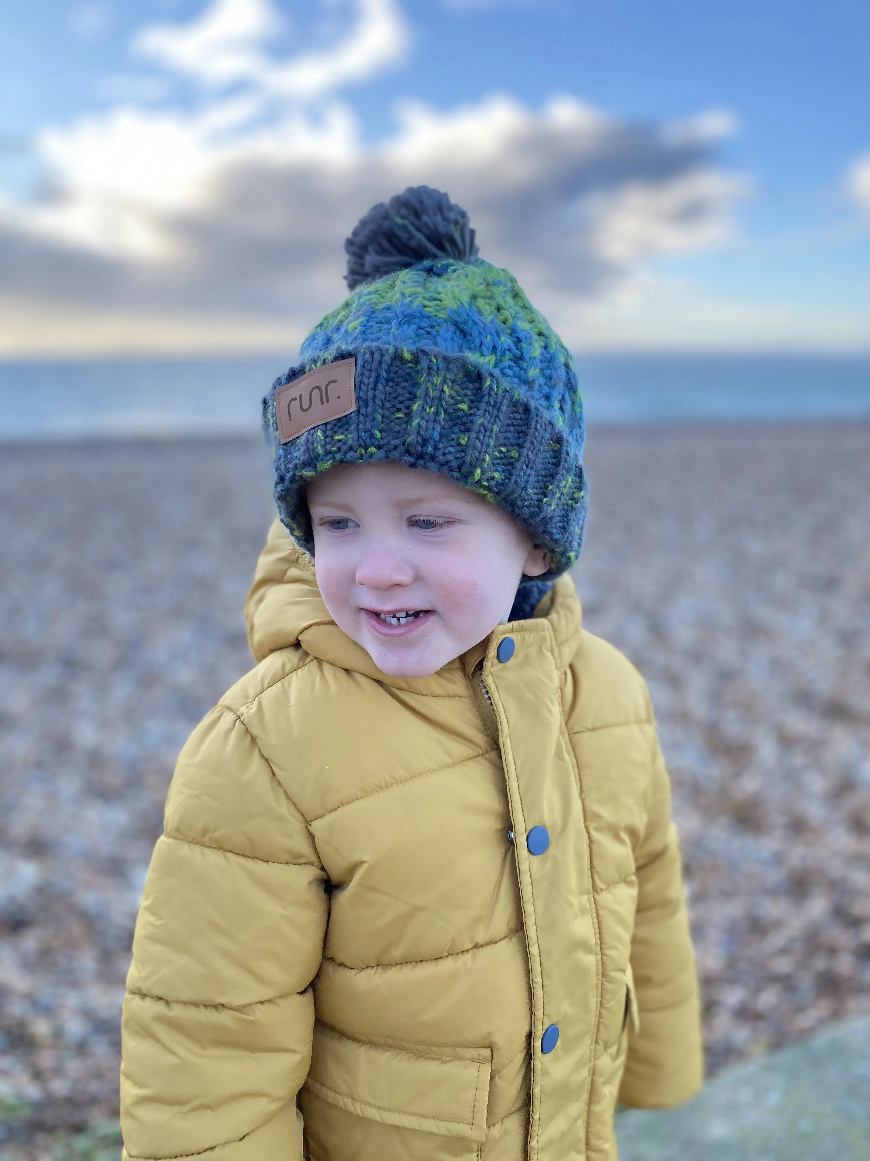 Junior Runr Winter Bobble Hat - Electric Grey