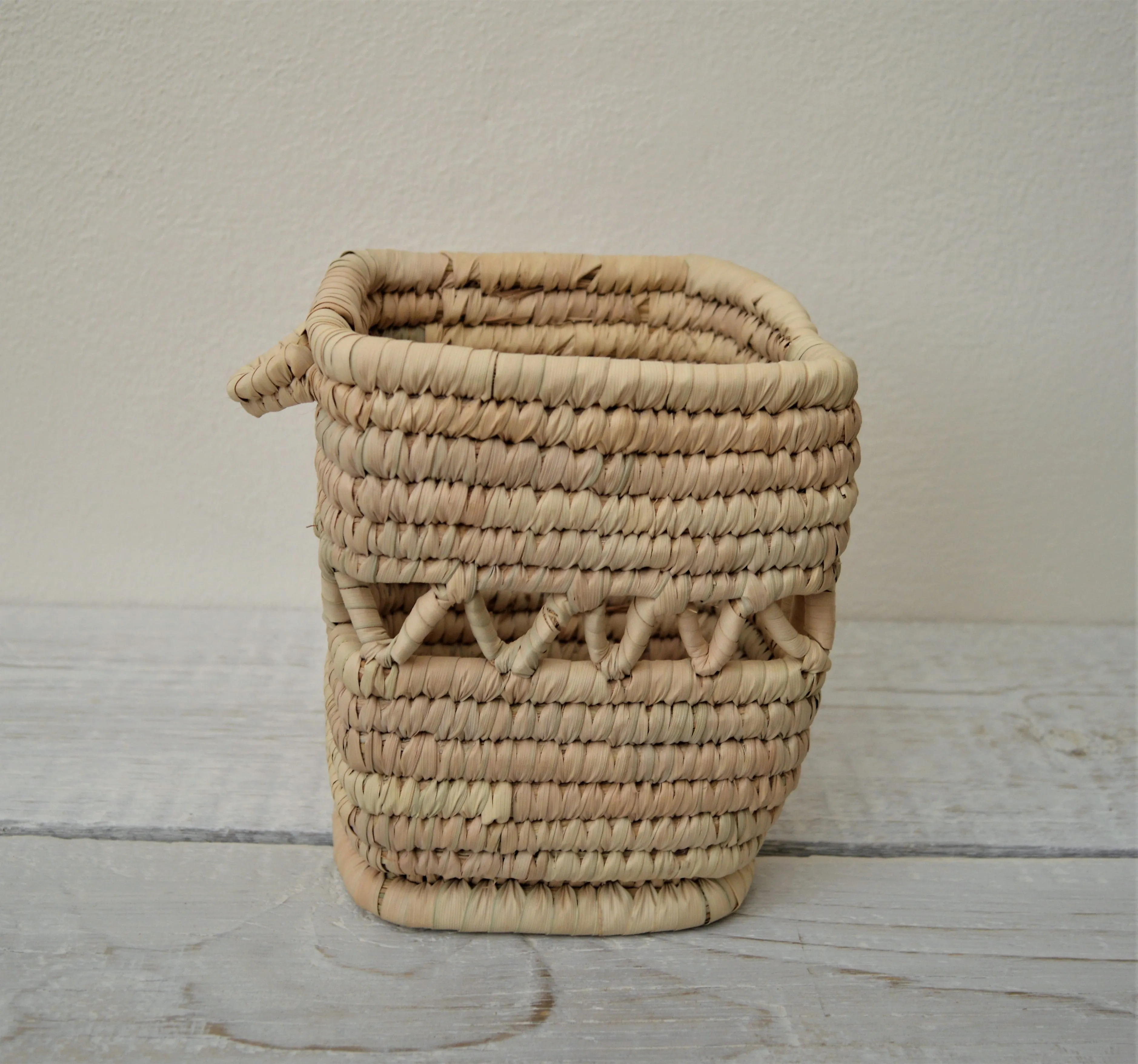 Woven straw vase, Table decor